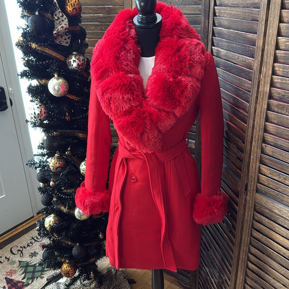 Stunning Red Faux Fur Coat! ❤️🧑‍🎄